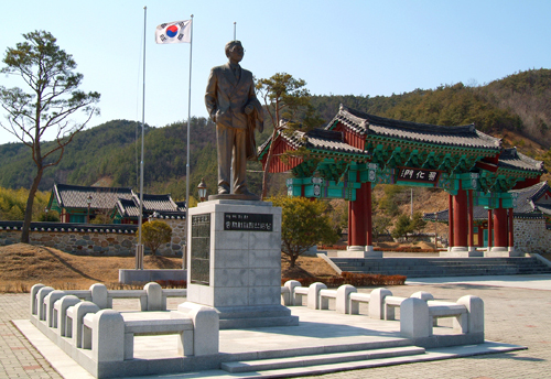 기념관에 세워진 서재필 동상 